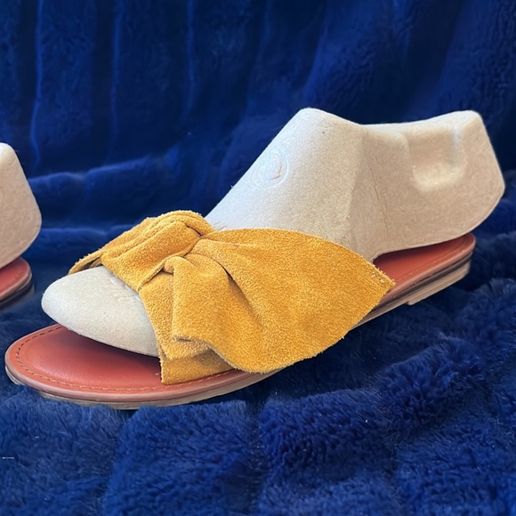 AMERICAN EAGLE. MUSTARD SLIP ON SANDALS. SUADE LIKE MATERIAL. LARGE BOW AS STRAP - Picture 4 of 8